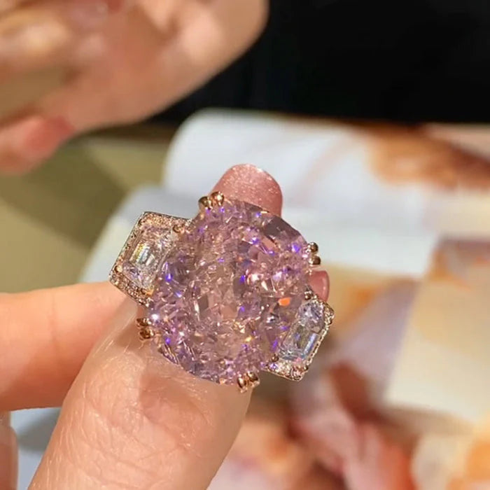 Pinkora™ | Rosa Ring mit drei Steinen im Brillantschliff