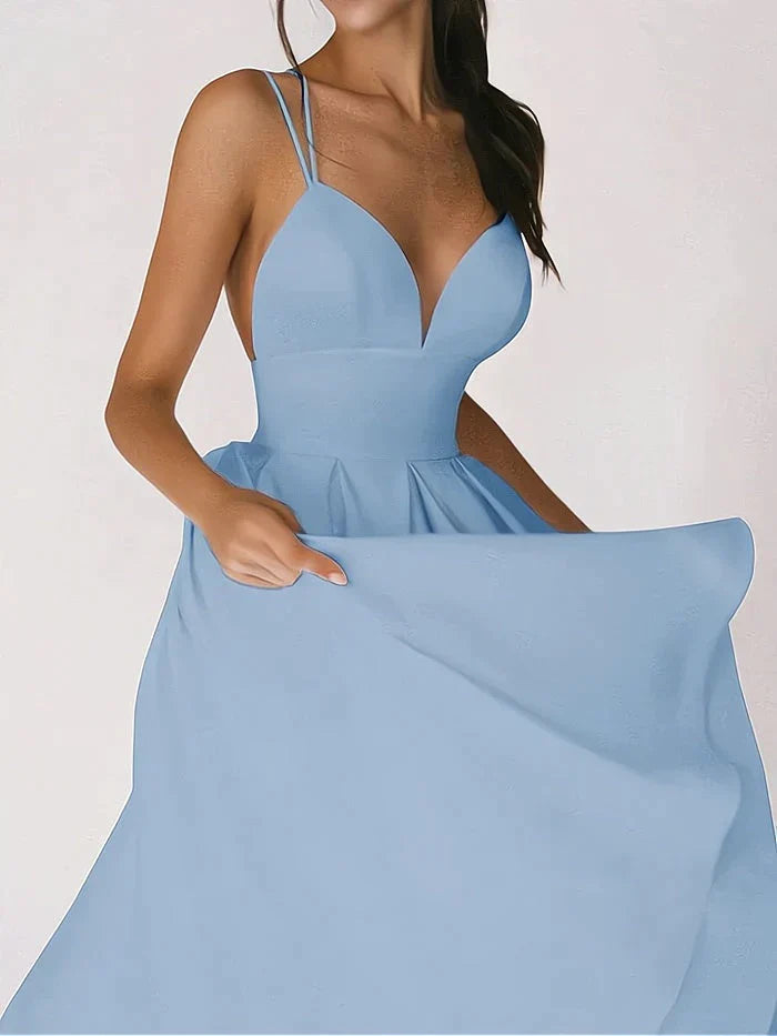 Elegantes weißes Sommerkleid mit offenem Rücken und Spaghettiträgern, kombiniert mit goldenen High Heels