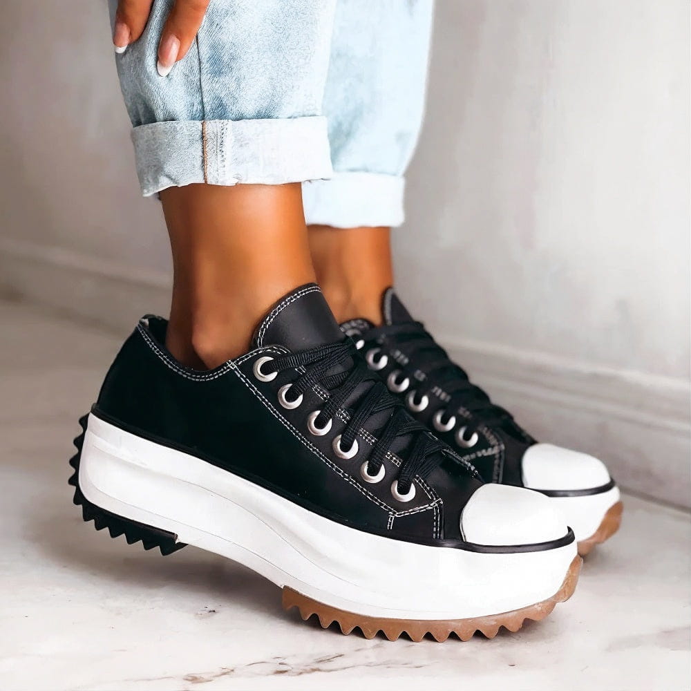 Beige Sneaker mit dicker weißer Plateau-Sohle, schwarzer Stern-Applikation an der Ferse und braunen Details – modische Damen-Freizeitschuhe