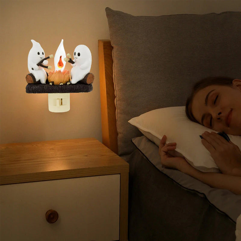 (50% Rabatt) - SpectraFlame® | GhostGlow Nachtlicht – LED-Geisterflackern für Halloween