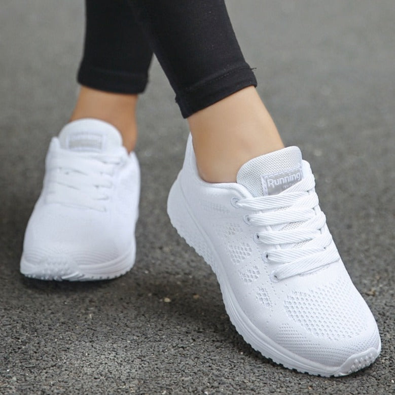 Damen Sneaker komplett weiß mit atmungsaktivem Mesh-Obermaterial, leichte Laufschuhe und Walkingschuhe für Training und Freizeit