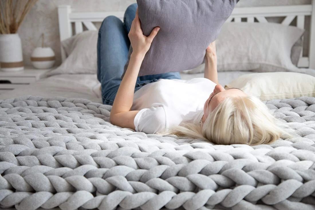 Große chunky Strickdecke, handgestrickt aus dicker Wolle, kuschelige Wohndecke für Sofa, Bett & Wohnzimmer Deko