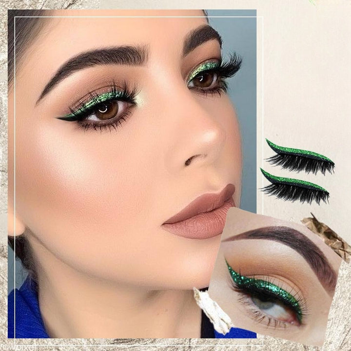 Glitzer-Eyeliner und künstliche Wimpern für dramatische Augen-Make-up-Looks