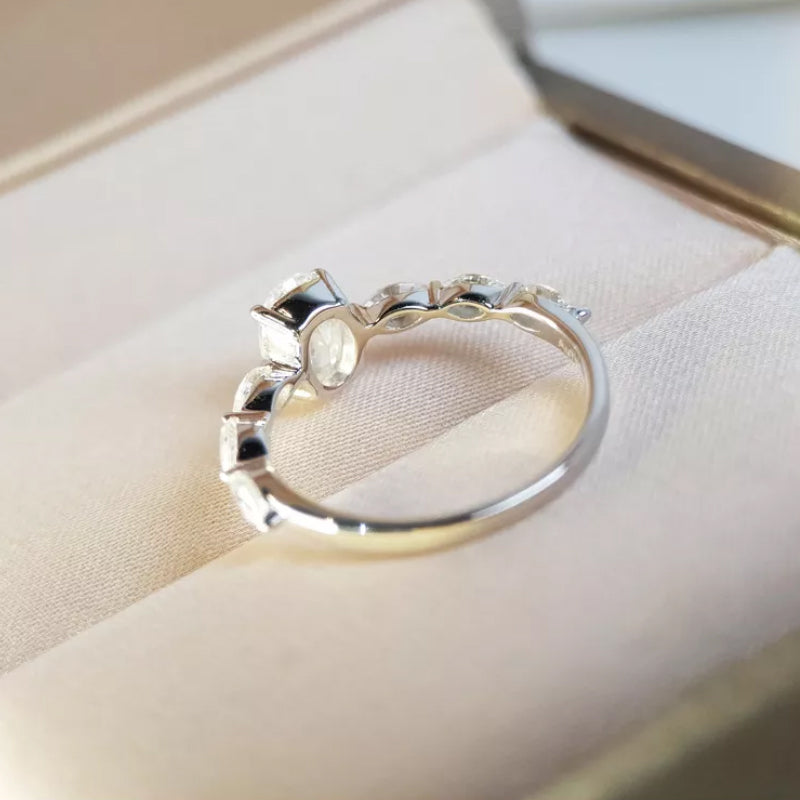 LumiOval™ | Ovaler Diamantring