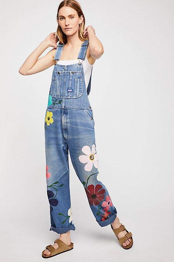 Graue Damen-Latzhose aus Jeans mit buntem Blumenmuster, lässiger Sommerlook im Vintage-Stil