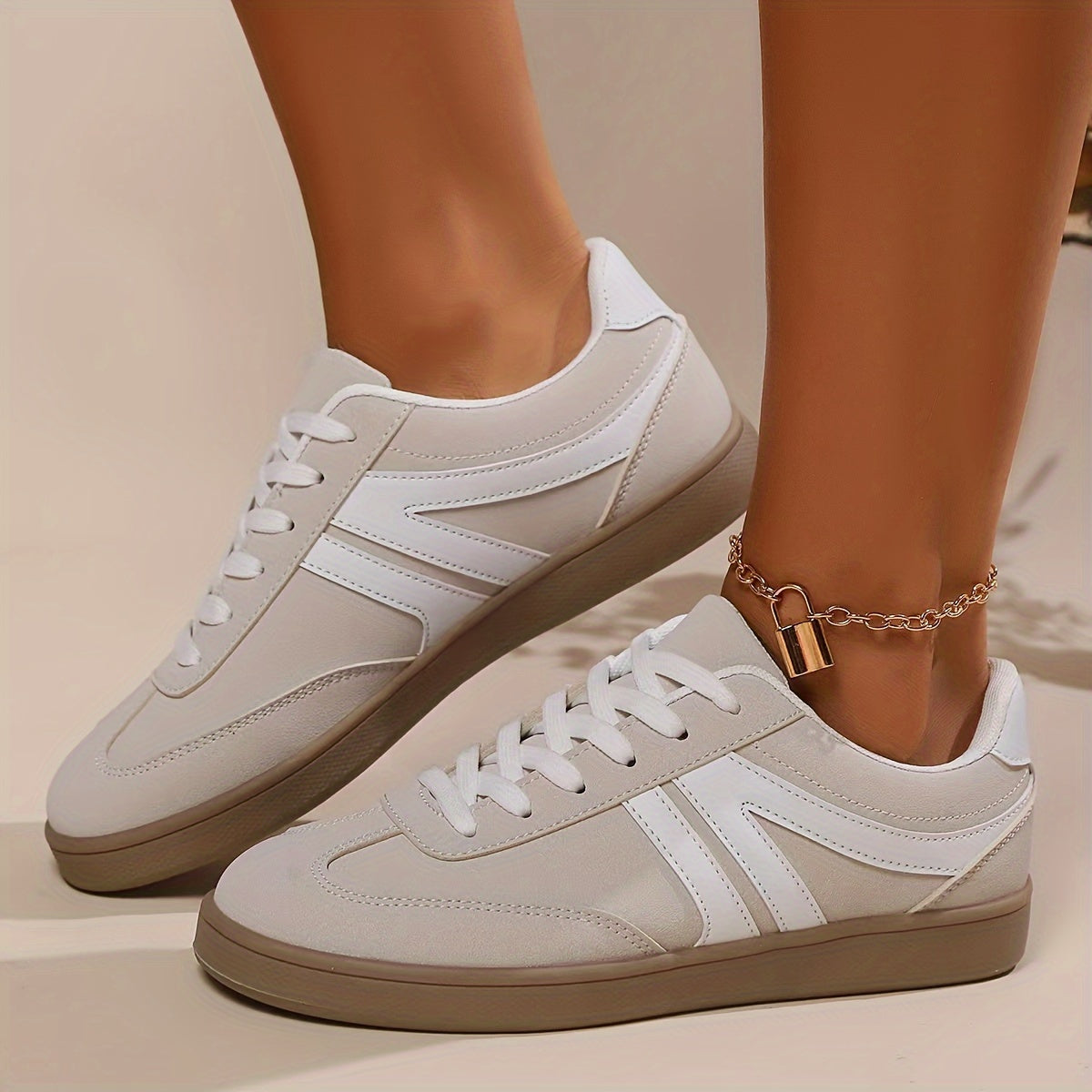 Damen Sneaker schwarz weiß mit Schnürung und Gummisohle, bequeme Freizeitschuhe für Alltag und Walking
