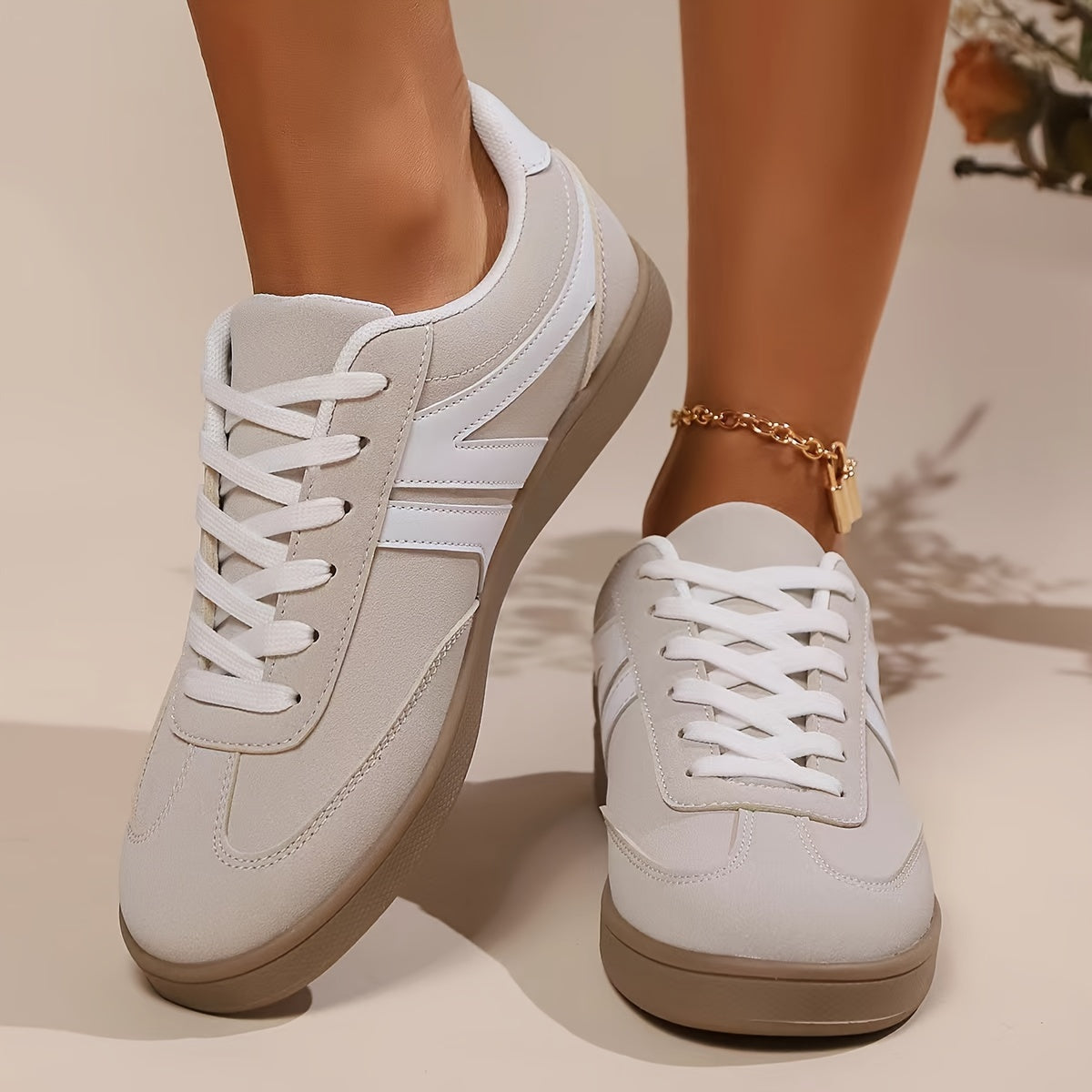 Damen Sneaker schwarz weiß mit Schnürung und Gummisohle, bequeme Freizeitschuhe für Alltag und Walking