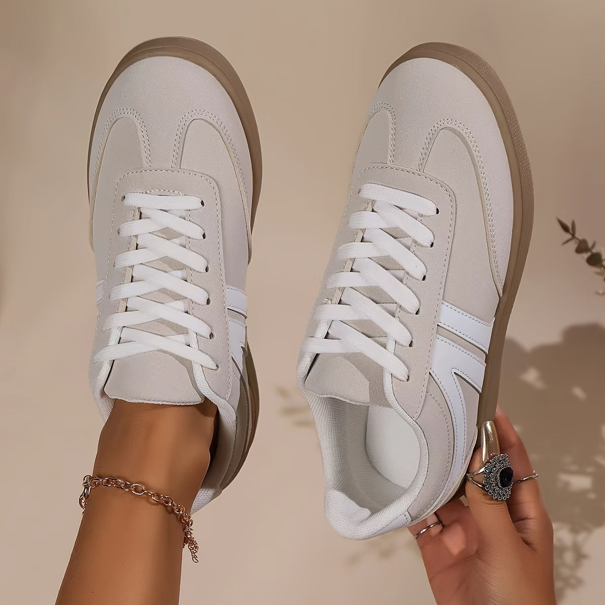 Damen Sneaker schwarz weiß mit Schnürung und Gummisohle, bequeme Freizeitschuhe für Alltag und Walking