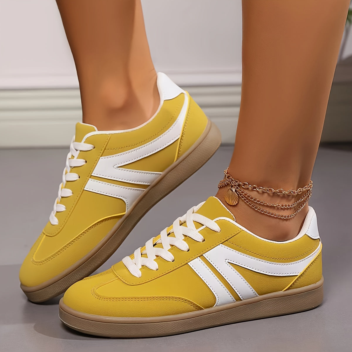 Damen Sneaker schwarz weiß mit Schnürung und Gummisohle, bequeme Freizeitschuhe für Alltag und Walking