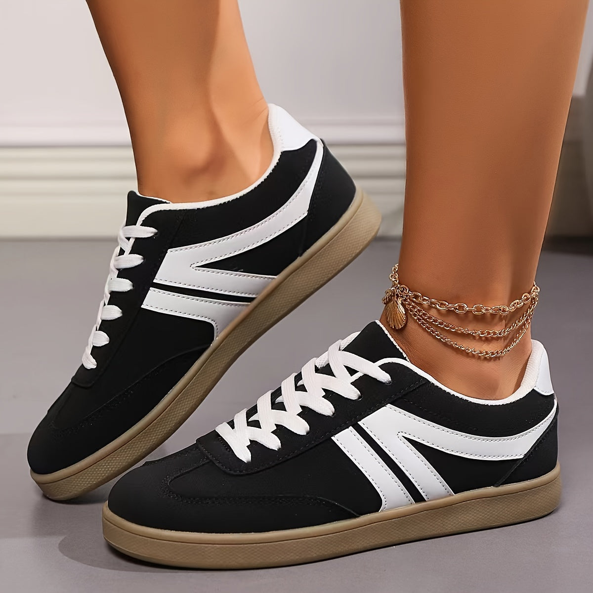Damen Sneaker schwarz weiß mit Schnürung und Gummisohle, bequeme Freizeitschuhe für Alltag und Walking