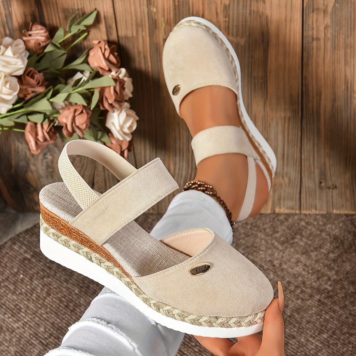 Bequeme Damen Plateau Sandalen in Beige mit Klettverschluss und Keilabsatz