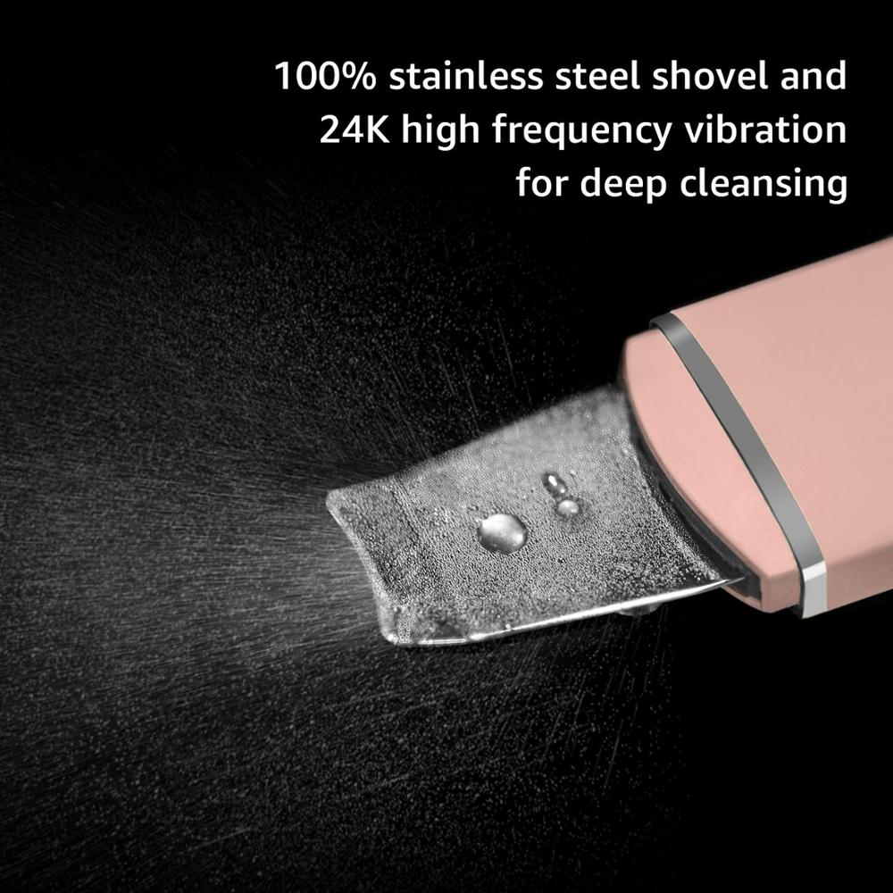 Frau verwendet ein Ultraschall-Hautreinigungsgerät zur porentiefen Reinigung und Entfernung von Hautunreinheiten im Gesicht