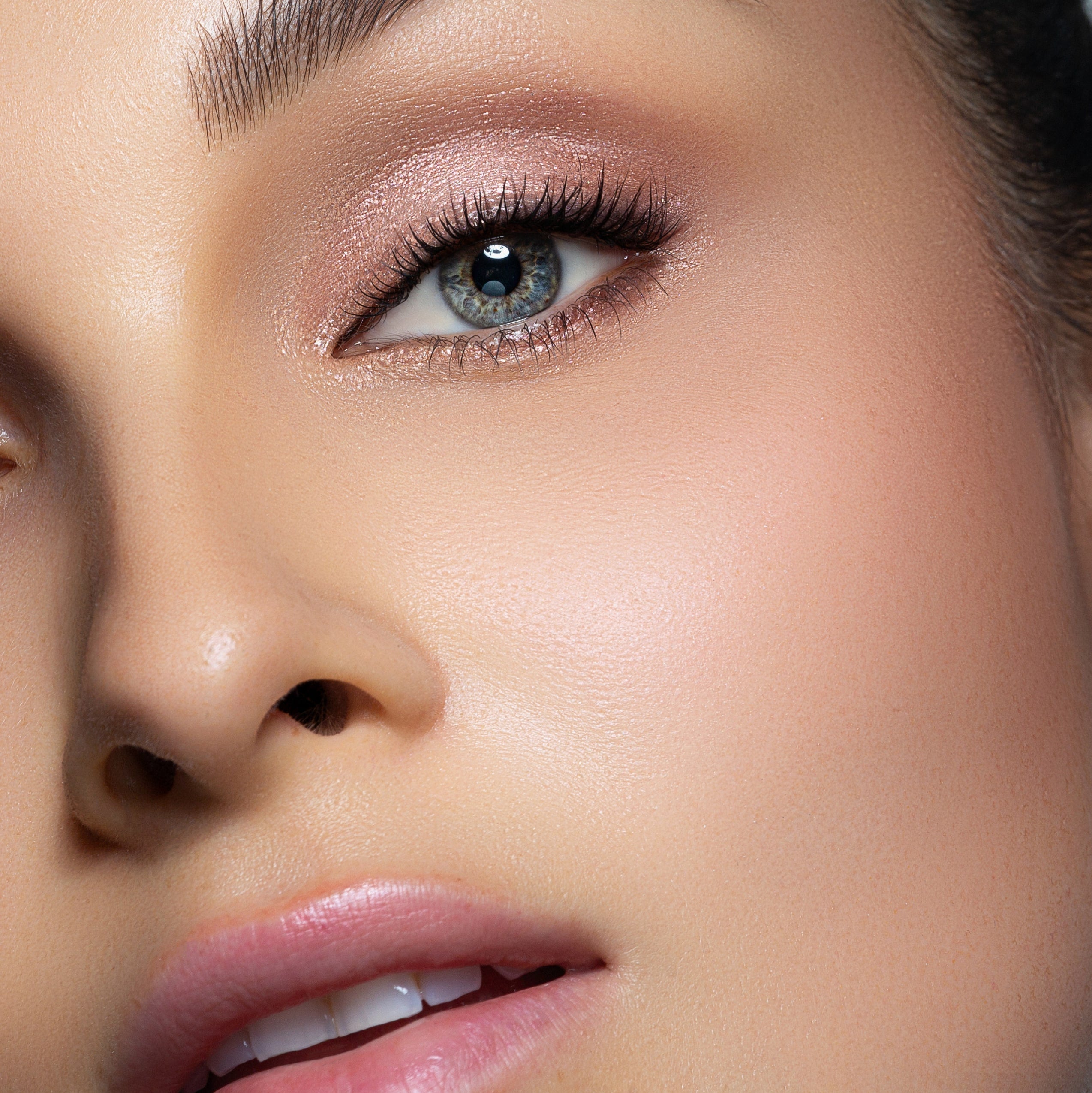 1+1 GRATIS | Ice Queen | Ein Lidschatten-Stift mit eisigem Roségoldschimmer