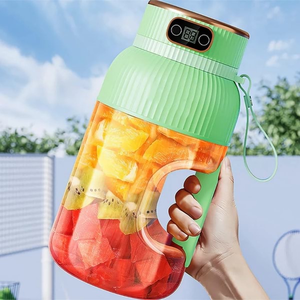 PortaBlend tragbarer Mixer in Mintgrün mit digitaler Anzeige, gefüllt mit frischen Früchten wie Wassermelone, Kiwi und Orange, leistungsstarkes Edelstahlmesser