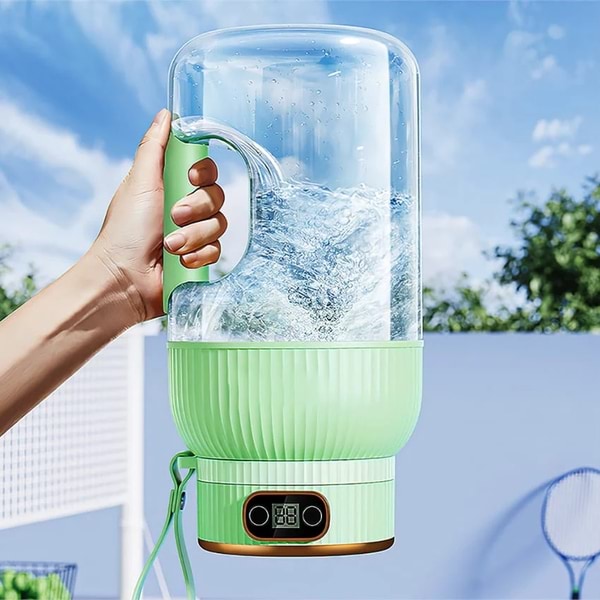 PortaBlend tragbarer Mixer in Mintgrün mit digitaler Anzeige, gefüllt mit frischen Früchten wie Wassermelone, Kiwi und Orange, leistungsstarkes Edelstahlmesser