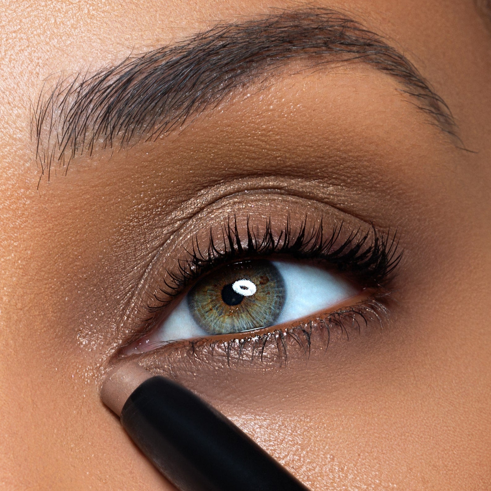 Perfect Fit | Ein samtiger Nude Contour Satin Eyeshadow Stick