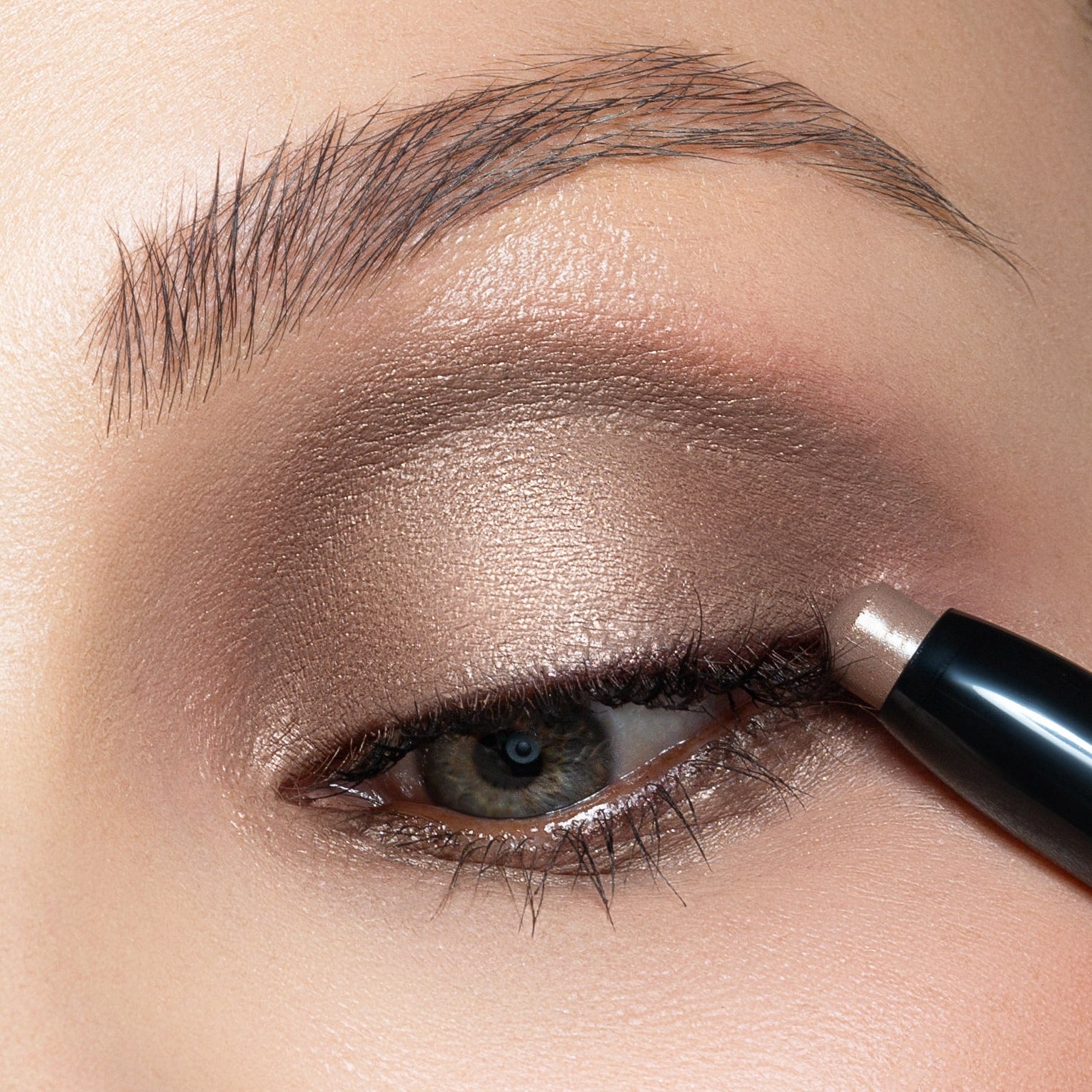 Perfect Fit | Ein samtiger Nude Contour Satin Eyeshadow Stick