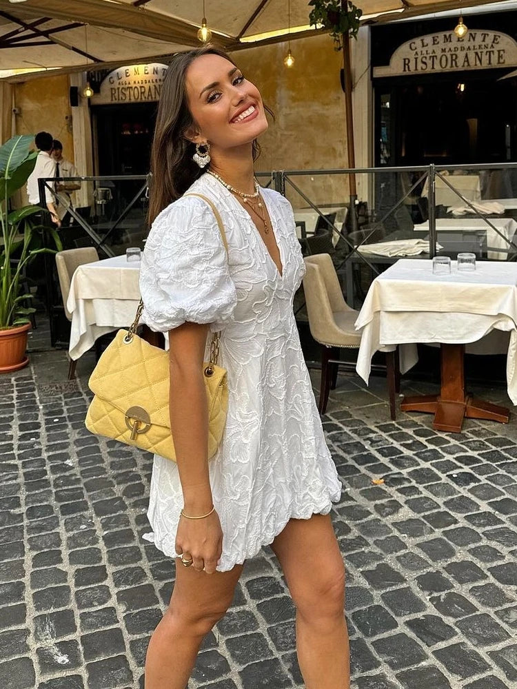 Frillify™ | Weißes Kleid mit gestickten Rüschen