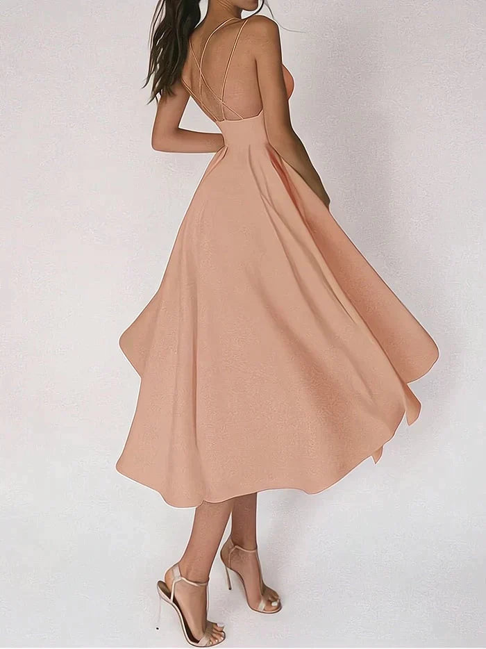 Elegantes weißes Sommerkleid mit offenem Rücken und Spaghettiträgern, kombiniert mit goldenen High Heels