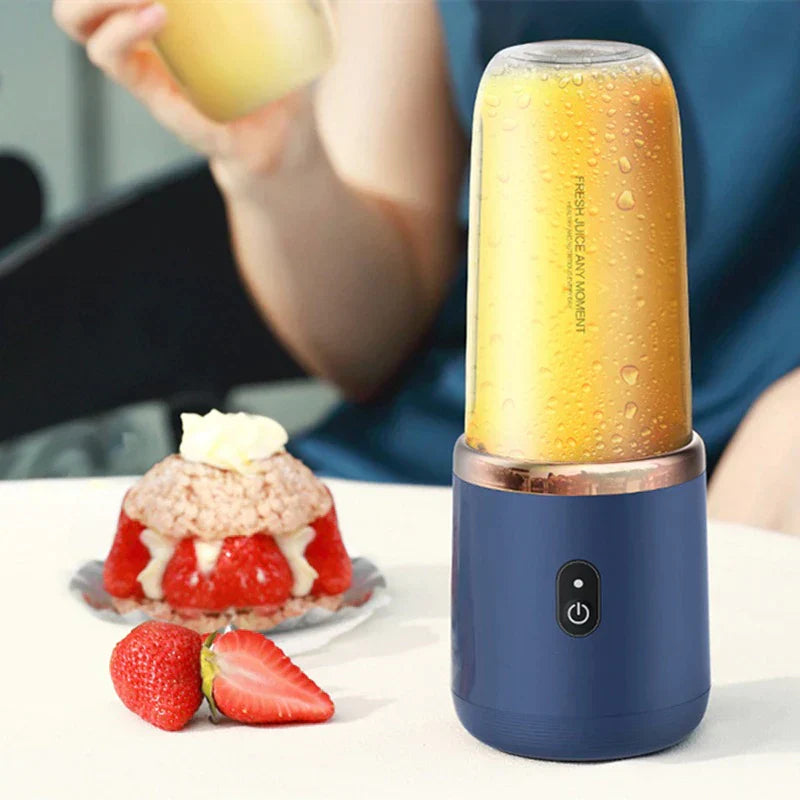 Elektrischer Smoothie-Mixer mit tragbarem Trinkbecher, gefüllt mit frischem Orangensaft, auf dunklem Hintergrund