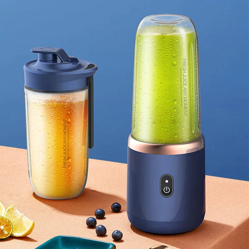 Elektrischer Smoothie-Mixer mit tragbarem Trinkbecher, gefüllt mit frischem Orangensaft, auf dunklem Hintergrund