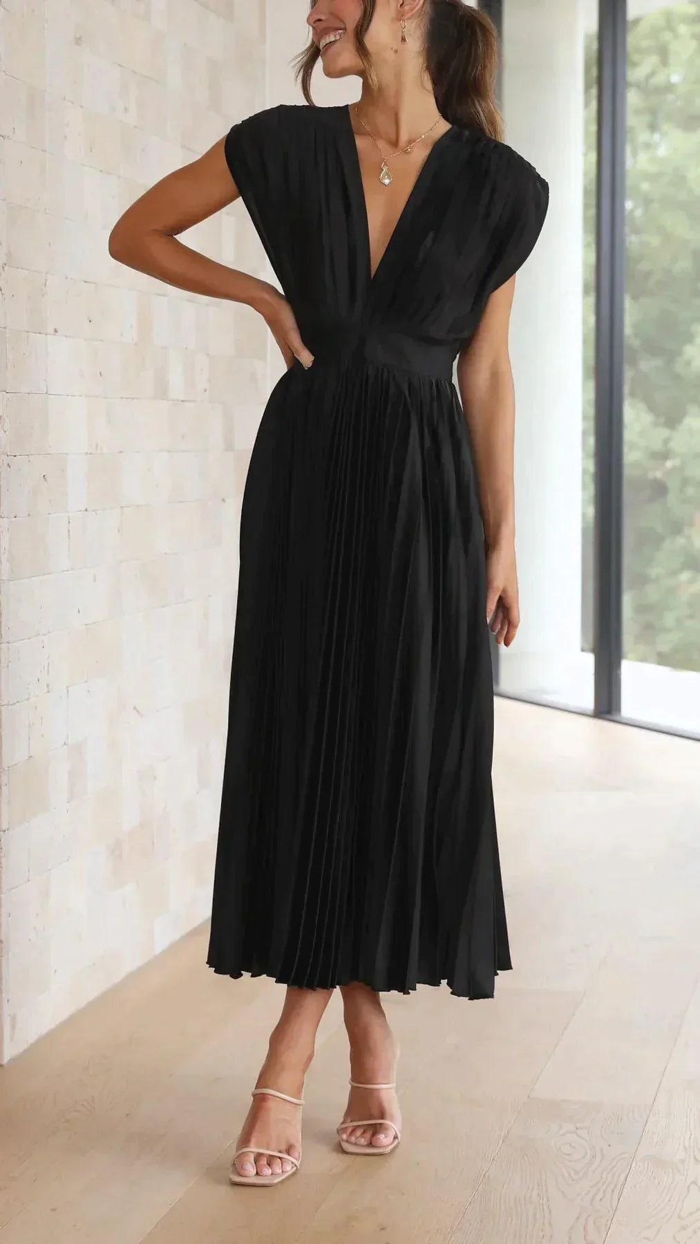 Elegantes plissiertes Maxikleid in Silber mit V-Ausschnitt und ärmellosem Design