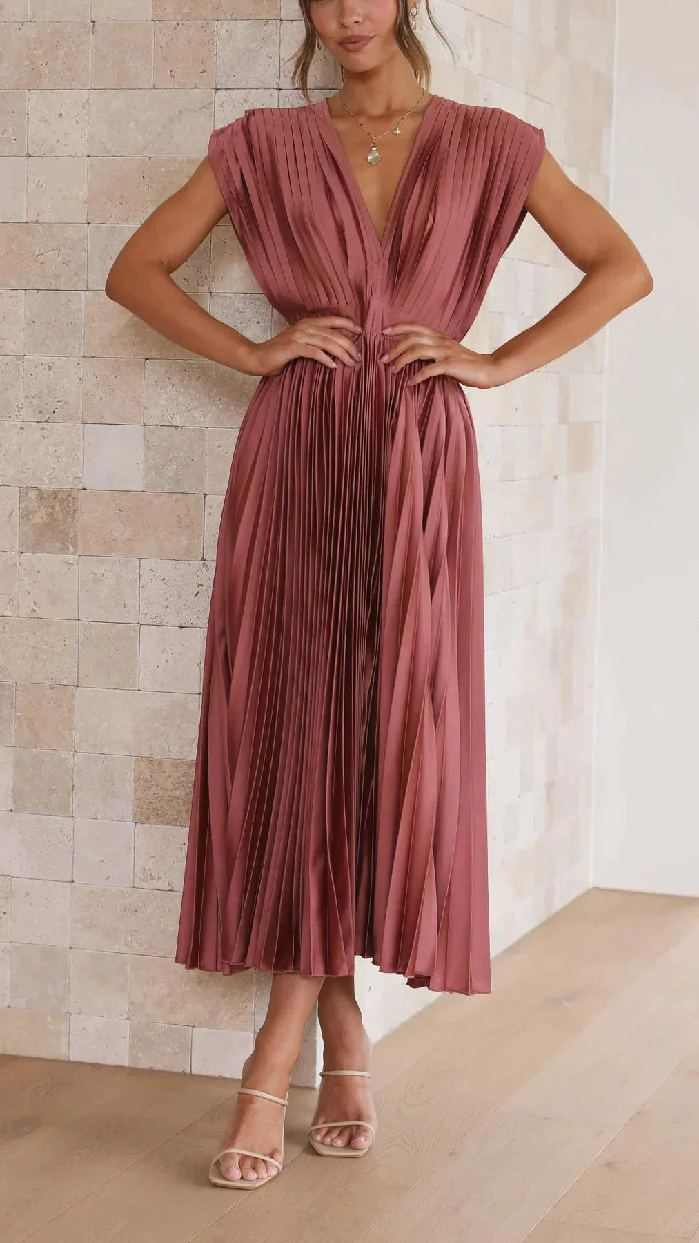 Elegantes plissiertes Maxikleid in Silber mit V-Ausschnitt und ärmellosem Design