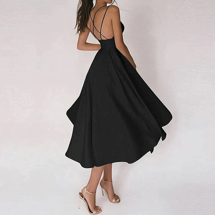 Elegantes weißes Sommerkleid mit offenem Rücken und Spaghettiträgern, kombiniert mit goldenen High Heels