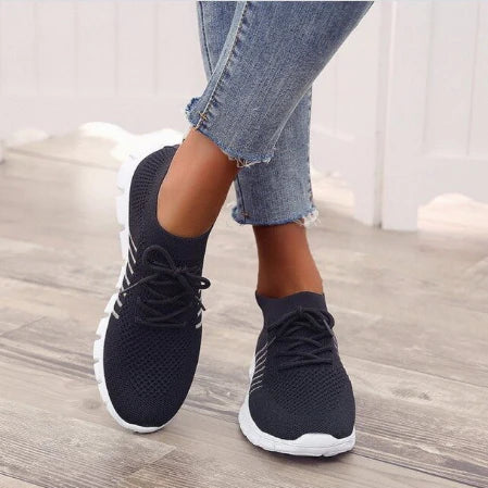 Beige Damen-Sneaker mit weißer flexibler Sohle, atmungsaktivem Strickmaterial und Schnürung