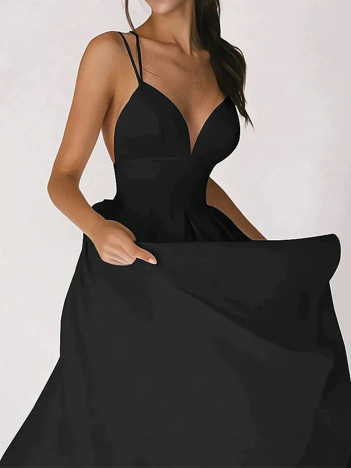Elegantes weißes Sommerkleid mit offenem Rücken und Spaghettiträgern, kombiniert mit goldenen High Heels