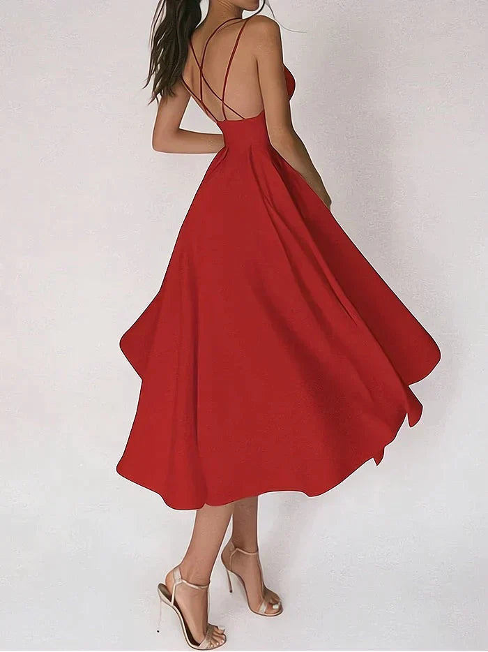 Elegantes weißes Sommerkleid mit offenem Rücken und Spaghettiträgern, kombiniert mit goldenen High Heels