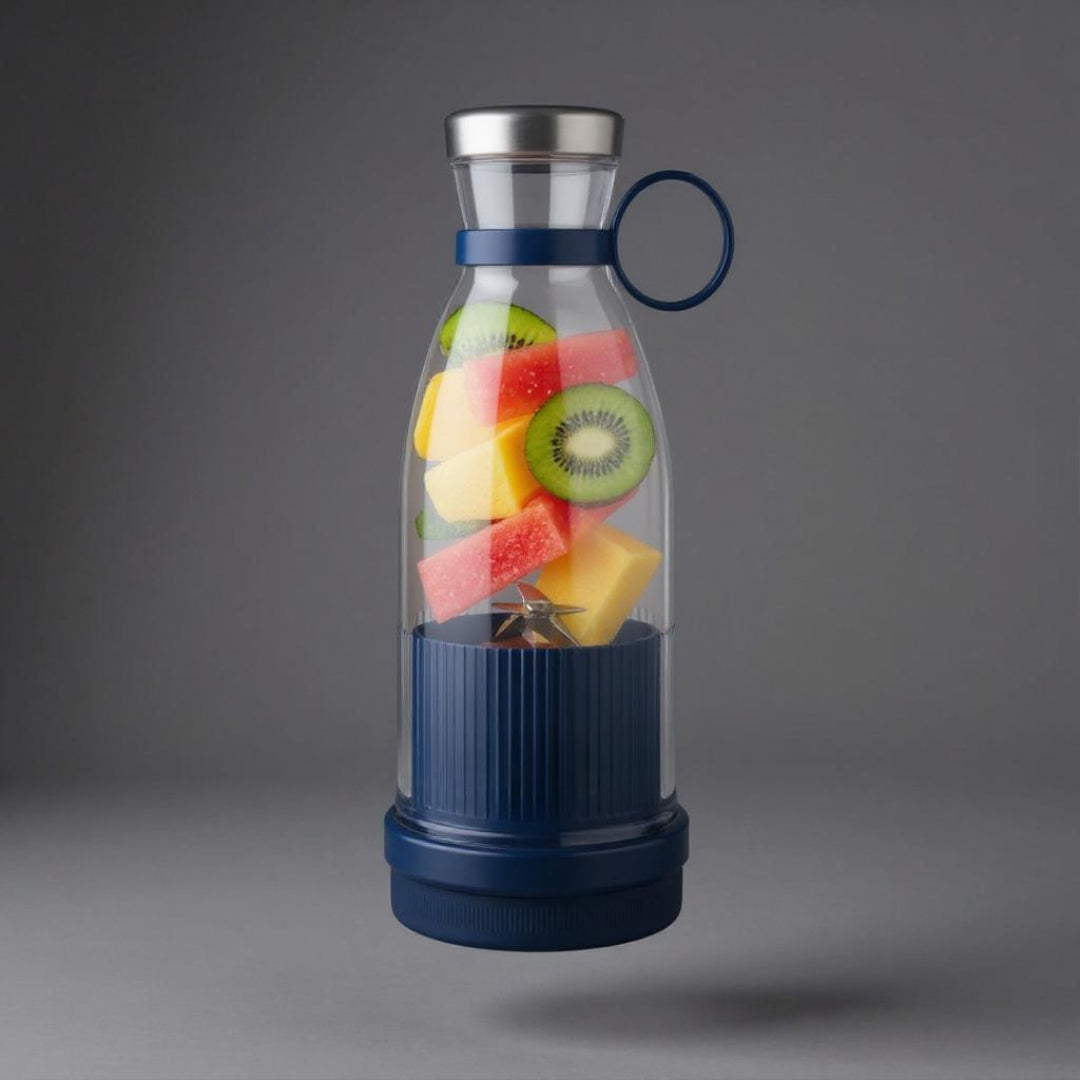 Tragbare Fresh Juice Flasche in Dunkelblau mit Edelstahl-Deckel und integriertem Mixer, gefüllt mit frischen Kiwi-, Wassermelonen- und Mangostücken – ideal für Smoothies und Säfte unterwegs