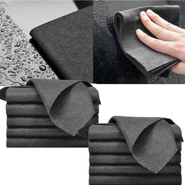 Hand wischt Glas mit grauem Mikrofasertuch für streifenfreie Fensterreinigung