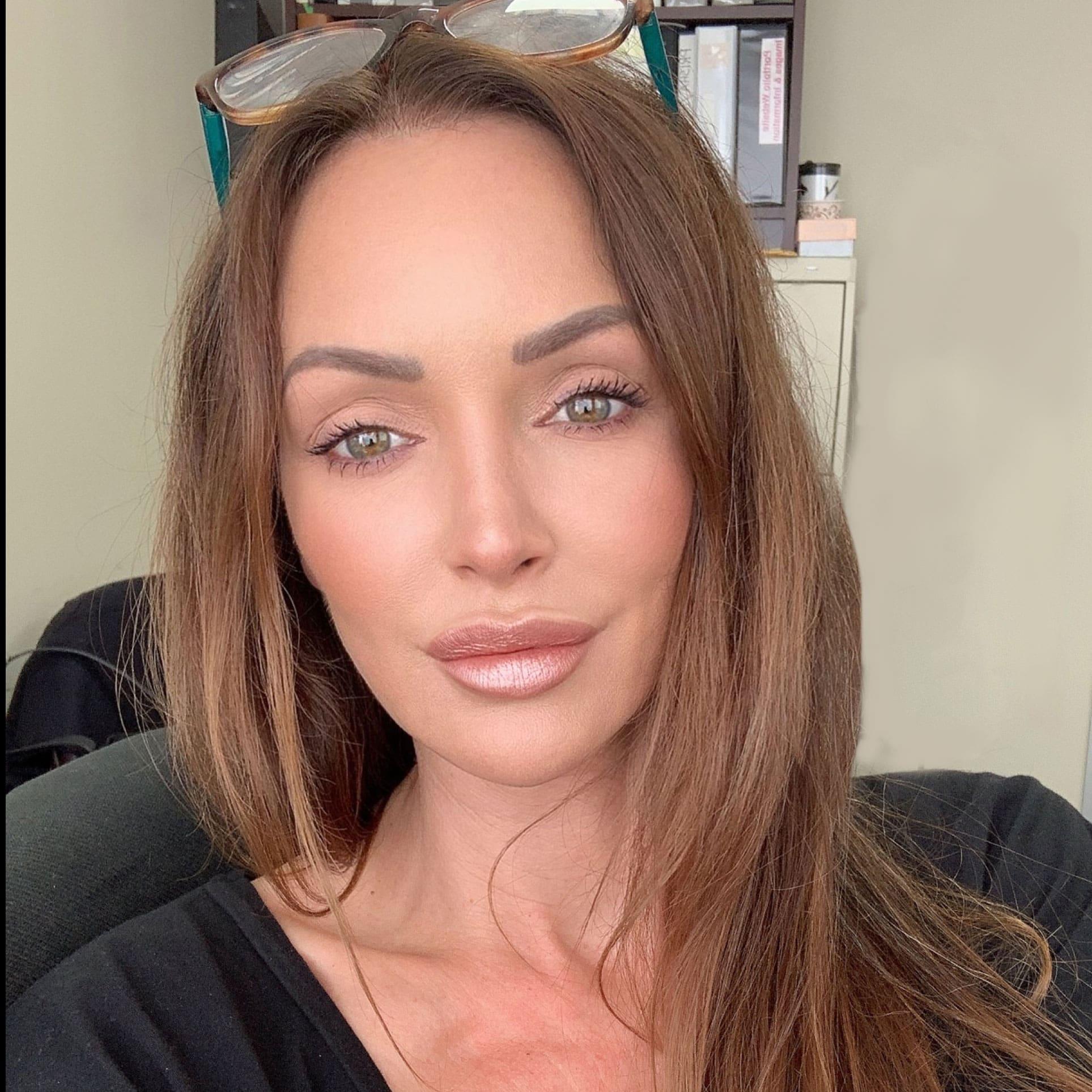 (nicht vorrätig) VelvaKiss | A Pale Nude/Pink with Gold and Silver Shimmer Lipstick