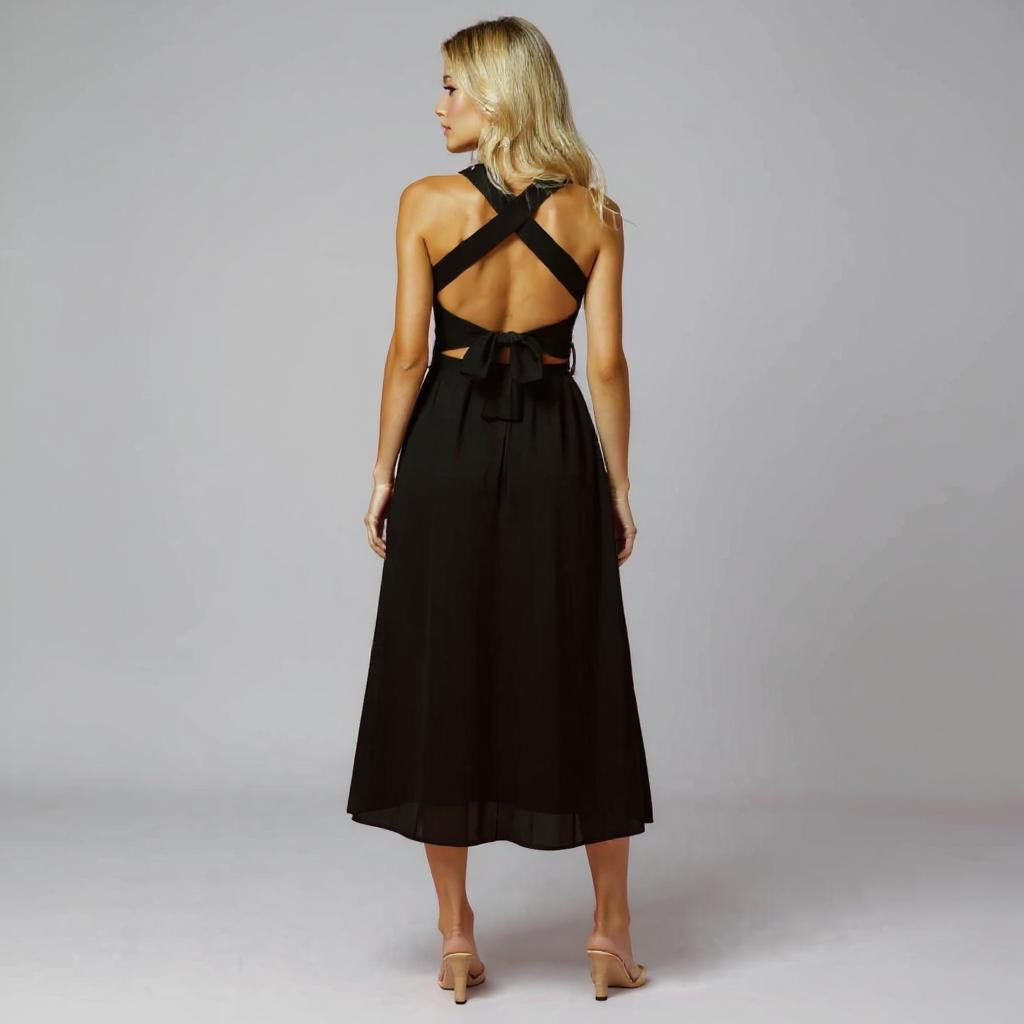 Frau trägt elegantes rotes Midikleid mit Smok-Oberteil, breiten Trägern und A-Linien-Rock, kombiniert mit beigen Sandaletten – Sommerkleid für Damen