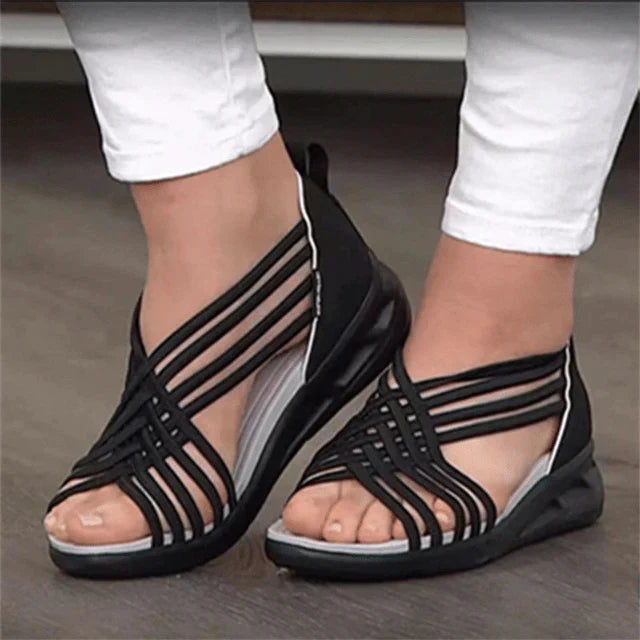 Bequeme schwarze Damensandalen mit elastischen Riemen und Keilabsatz – modische Sommerschuhe für Alltag und Freizeit
