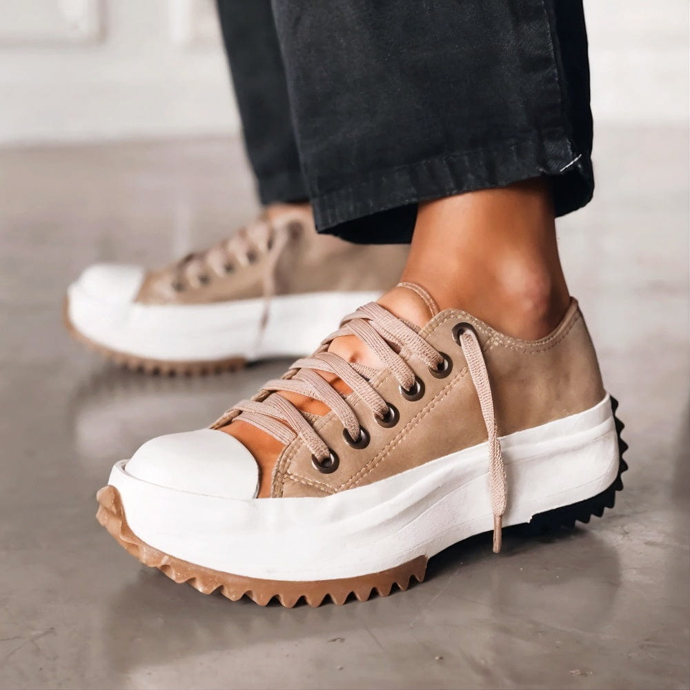Beige Sneaker mit dicker weißer Plateau-Sohle, schwarzer Stern-Applikation an der Ferse und braunen Details – modische Damen-Freizeitschuhe