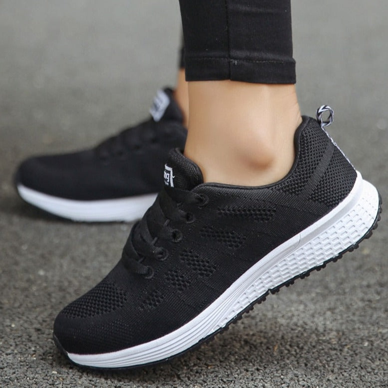 Damen Sneaker komplett weiß mit atmungsaktivem Mesh-Obermaterial, leichte Laufschuhe und Walkingschuhe für Training und Freizeit