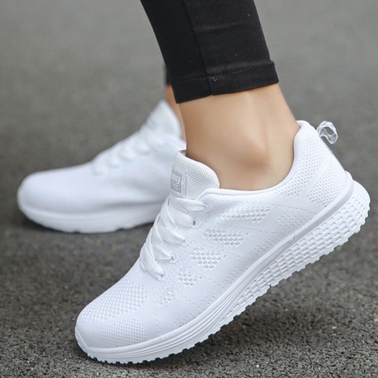 Damen Sneaker komplett weiß mit atmungsaktivem Mesh-Obermaterial, leichte Laufschuhe und Walkingschuhe für Training und Freizeit
