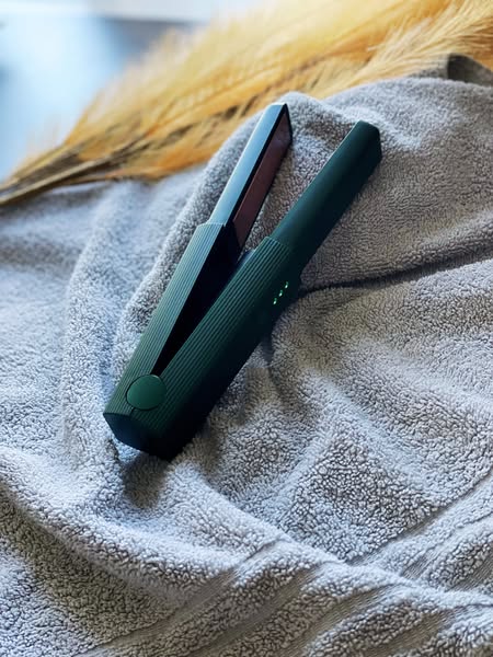 GlamStyler Pro™ | Kabelloses 2-in-1 Glätteisen & Lockenstab