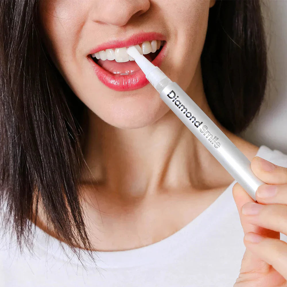 Frau verwendet Diamond Smile Zahnaufhellungsstift für strahlend weiße Zähne – einfach anzuwenden und effektiv gegen Verfärbungen