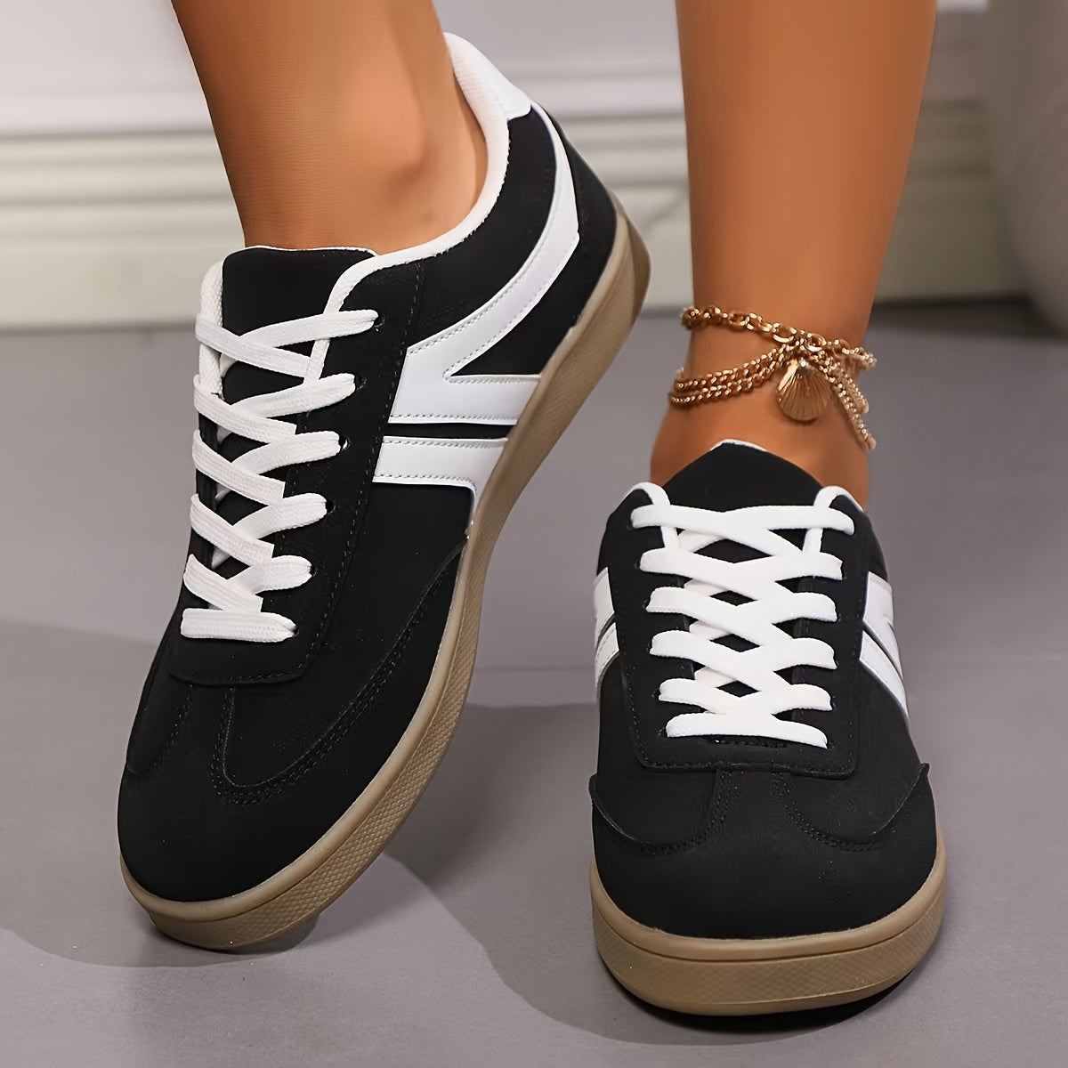 Damen Sneaker schwarz weiß mit Schnürung und Gummisohle, bequeme Freizeitschuhe für Alltag und Walking