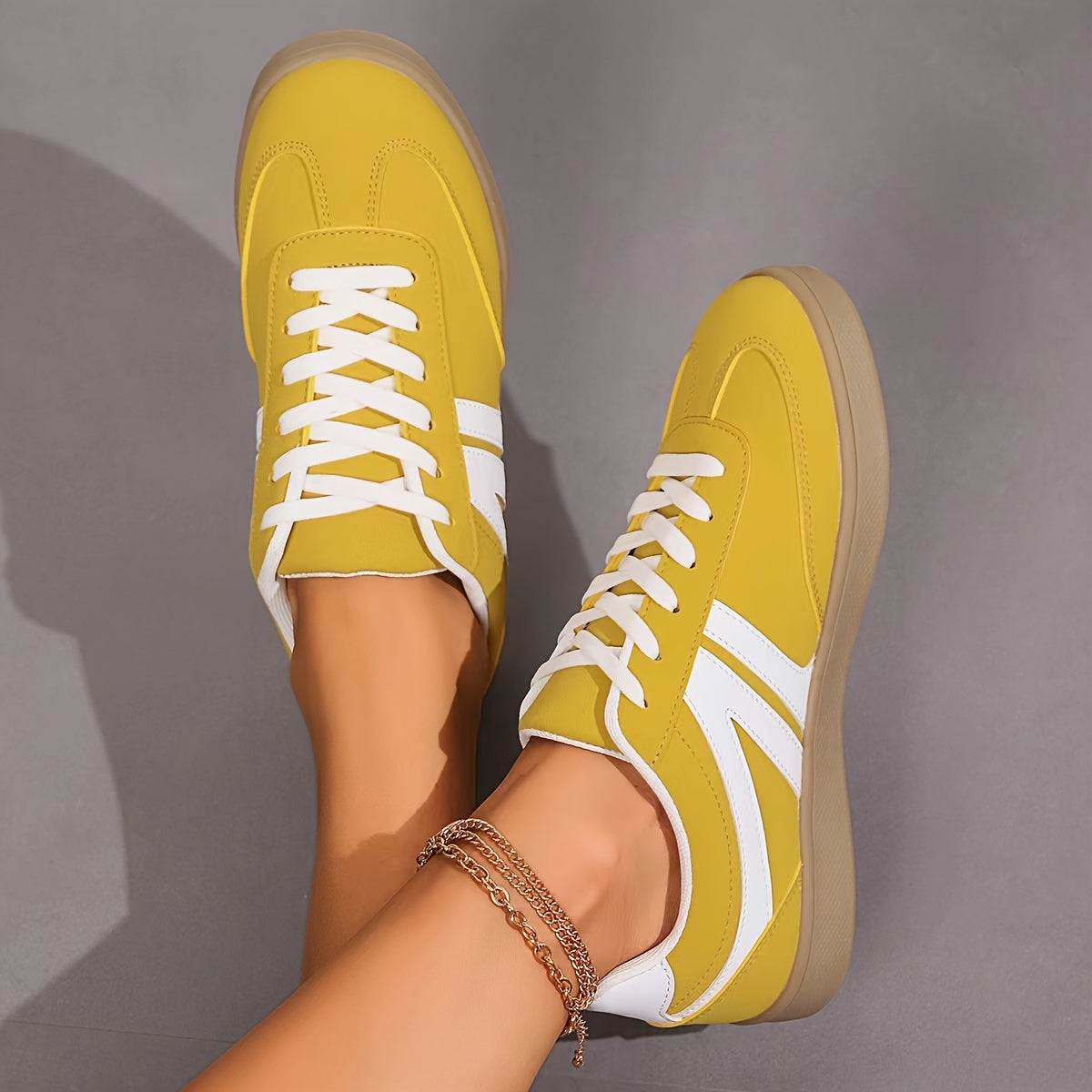 Damen Sneaker schwarz weiß mit Schnürung und Gummisohle, bequeme Freizeitschuhe für Alltag und Walking