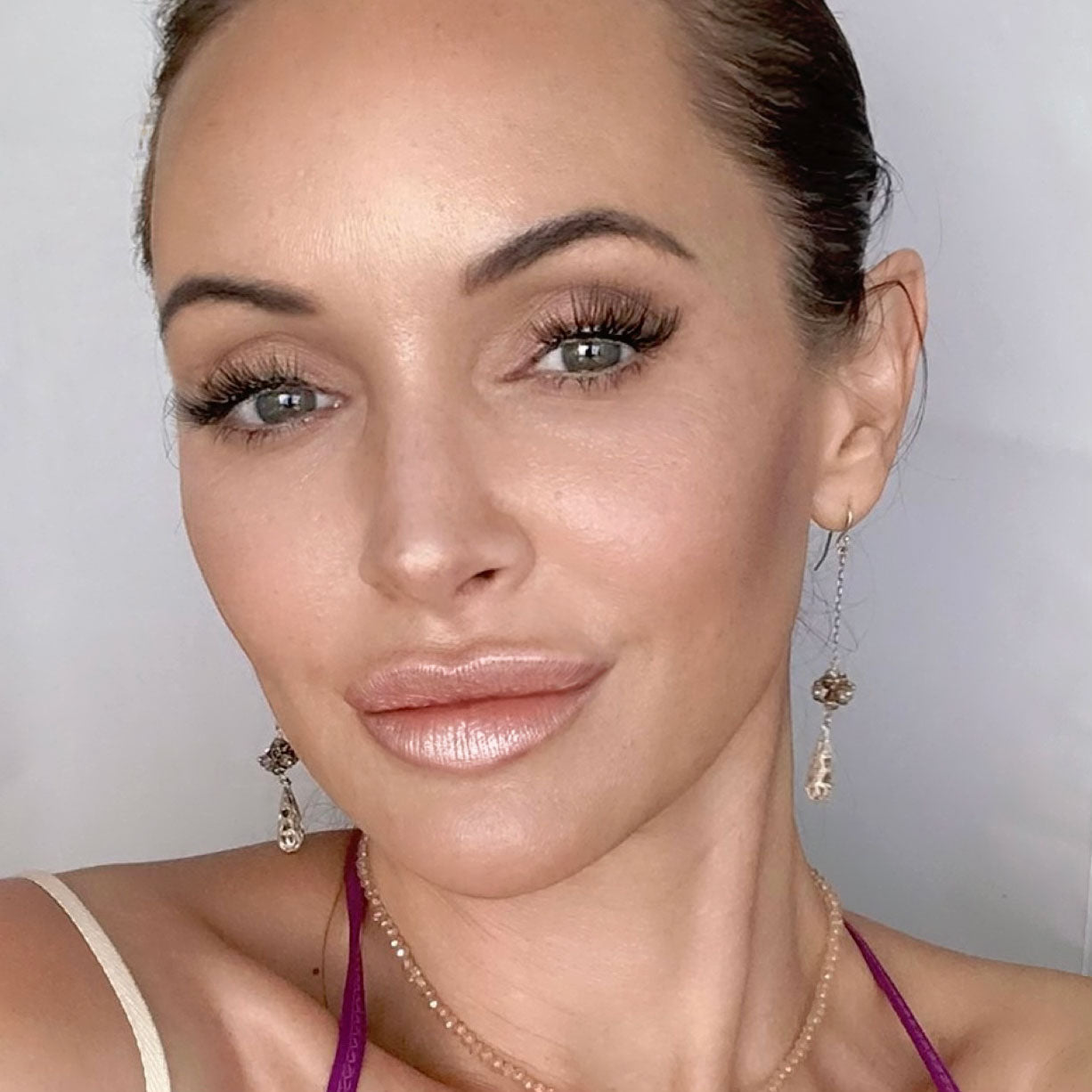 50% RABATT | GleamSilk  | Ein blasser nude-rosa Flüssiglippenstift mit Silber- und Goldschimmer