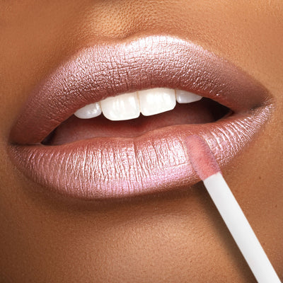 50% RABATT | GleamSilk  | Ein blasser nude-rosa Flüssiglippenstift mit Silber- und Goldschimmer