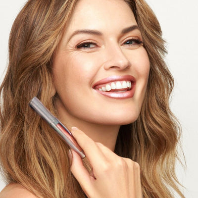 50% RABATT | GleamSilk  | Ein blasser nude-rosa Flüssiglippenstift mit Silber- und Goldschimmer