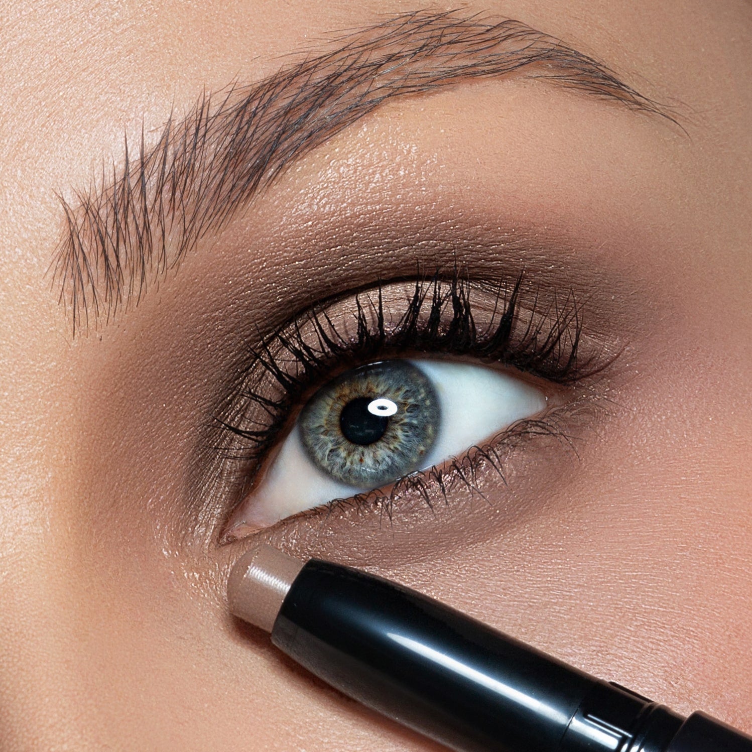 Perfect Fit | Ein samtiger Nude Contour Satin Eyeshadow Stick