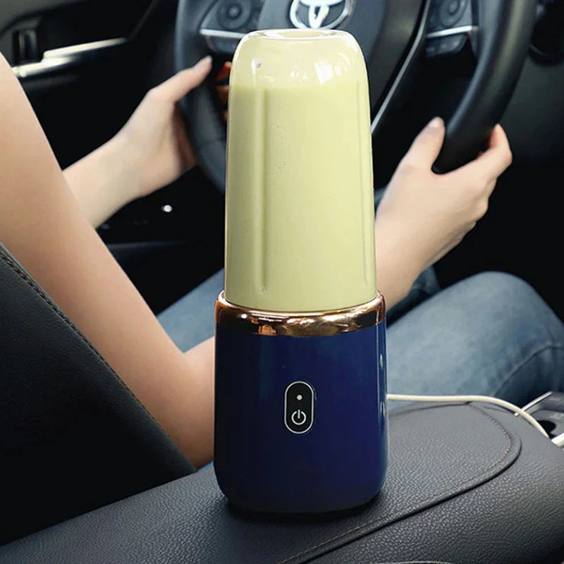 Elektrischer Smoothie-Mixer mit tragbarem Trinkbecher, gefüllt mit frischem Orangensaft, auf dunklem Hintergrund