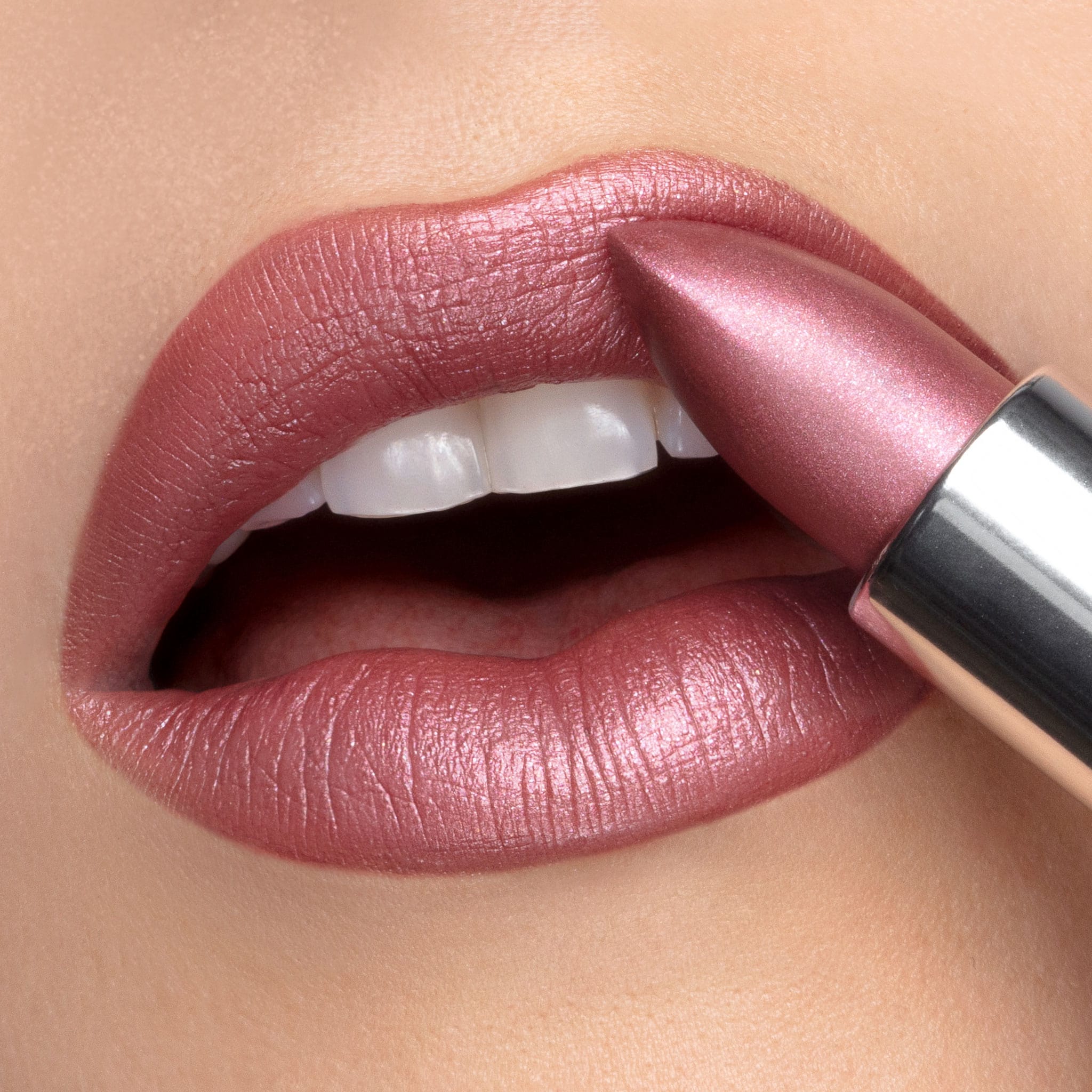 Metallisch schimmernder Lippenstift in Rosé auf perfekt geschminkten Lippen, sorgt für langanhaltenden Glanz und satte Farbe