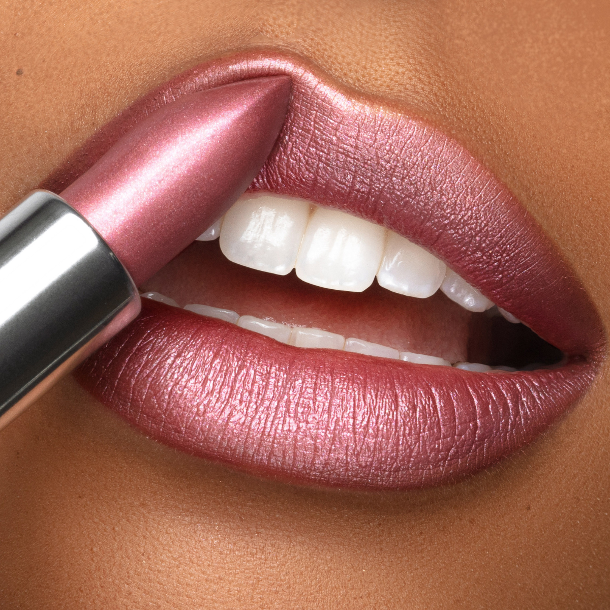 50% RABATT | SilkKiss | Ein blasses, rosafarbenes Mauve mit matt schimmerndem Lippenstift